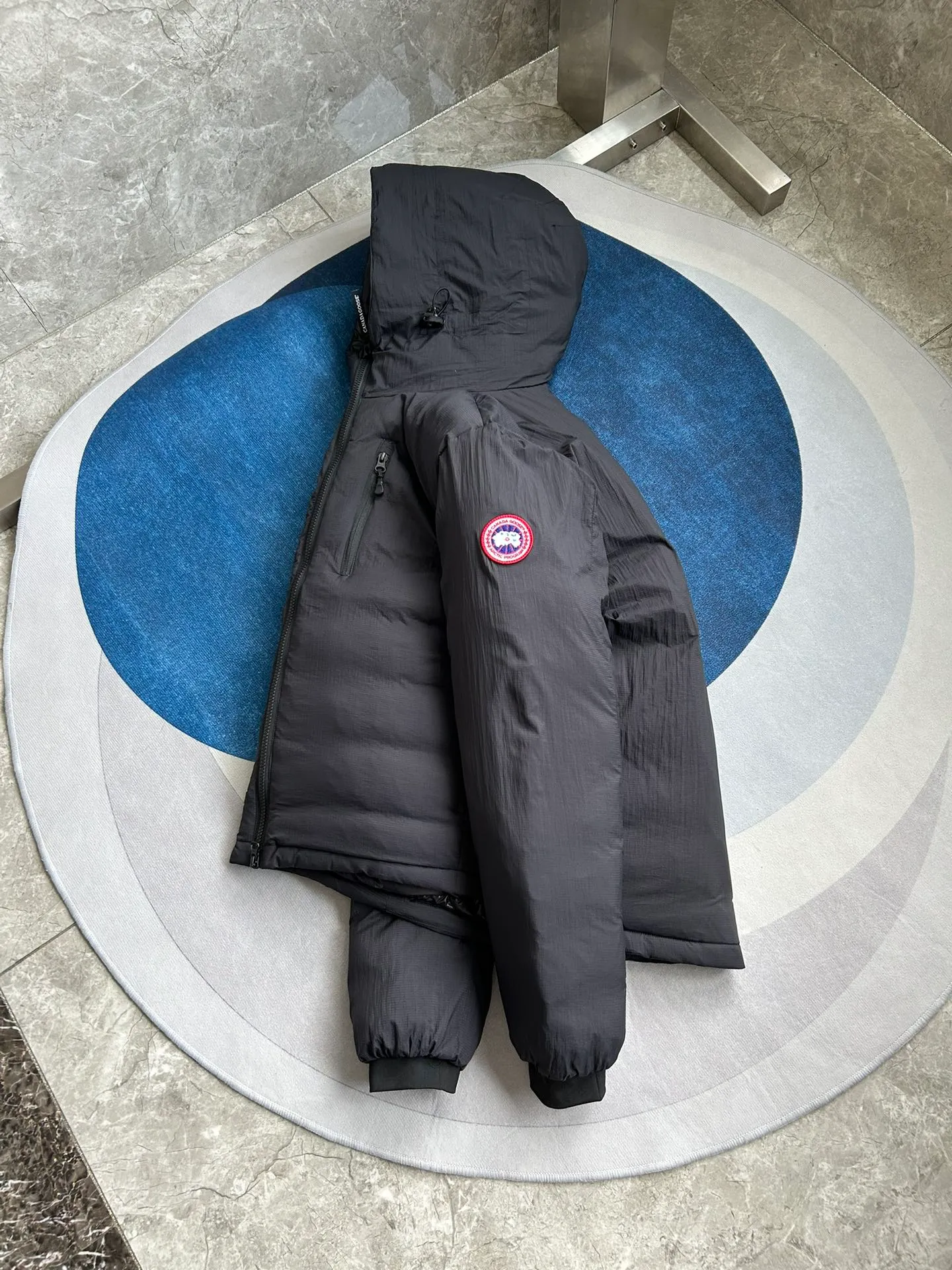 P940 5078M Lodge men's short hooded lightweight style. Color: black. Sizes: S M L XL XXL.